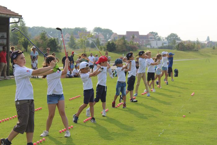 démonstration des jeunes golfeurs de l'école de golf à Mérignies