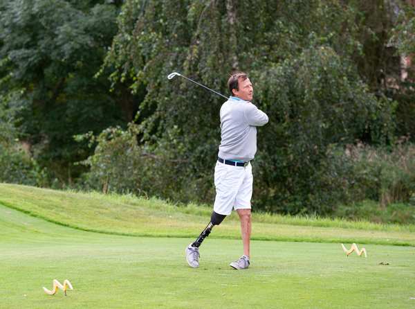 handigolfeur avec sa prothèse de jambe qui joue au golf