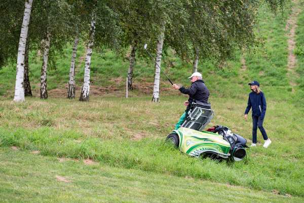 golfeur en paragolfer pour jouer malgré son handicap