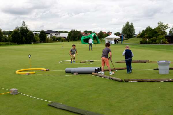 Minigolf ou mini-golf pour tous lors d'une fête à mérignies