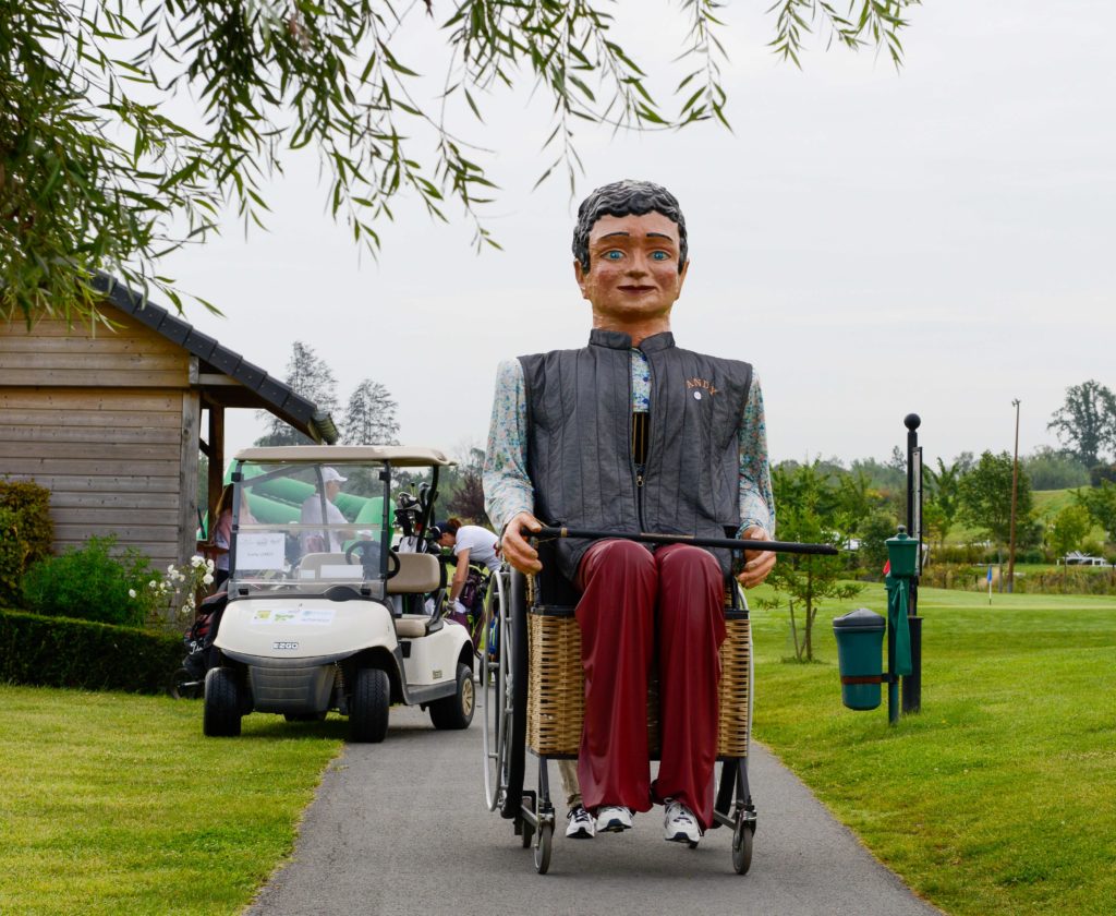 Géant en fauteuil roulant lors d'une commémoration à Mérignies Golf Andy et ses amis