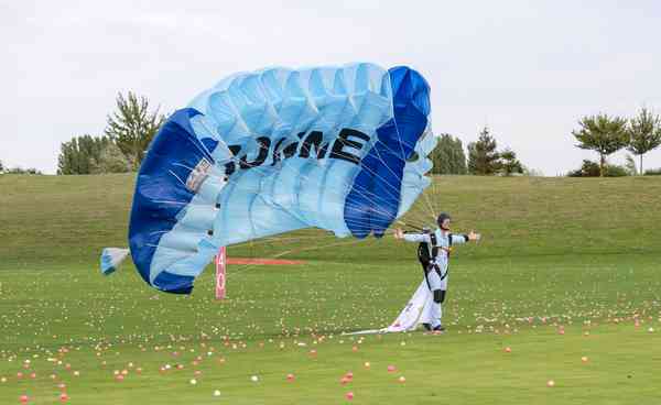 parachute sur le practice de golf pour une fête à Mérignies