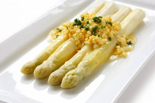 La recette du chef gaël Vessié à L'engrenage, asperges à la flamande