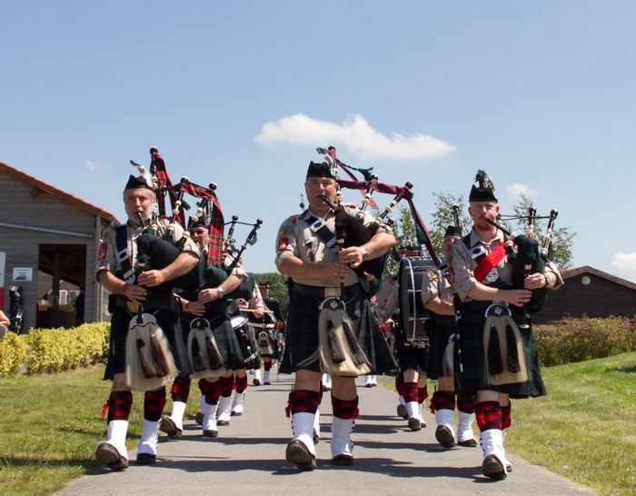 Inauguration de Mérignies golf avec un groupe de musique écossais