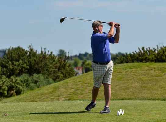 un sixtees senior à Mérignies Golf, un beau drive au départ du tee du parcours