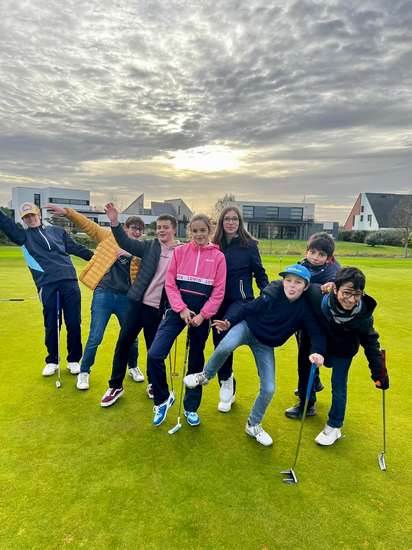 groupe de jeunes enfants golfeurs à Mérignies et coucher de soleil joie et bonne humeur