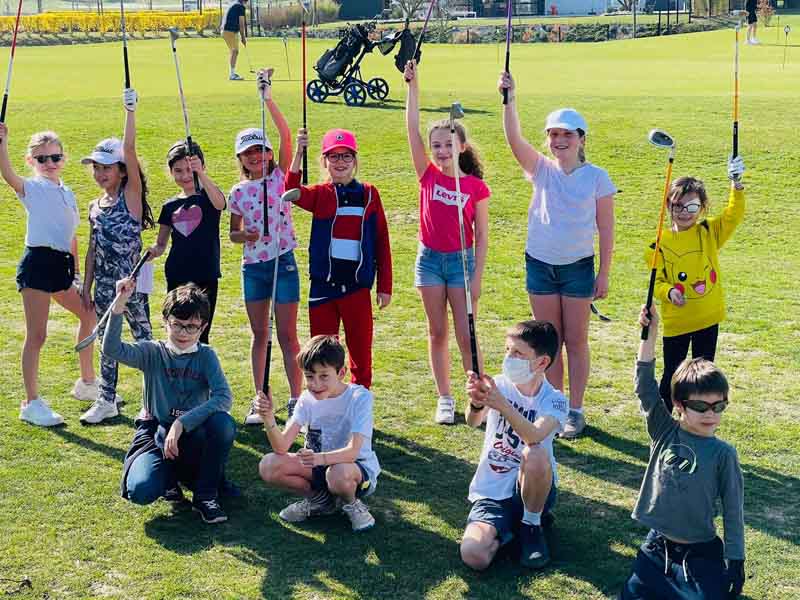 groupe d'enfants et de jeunes golfeurs pour un anniversaire sur les greens