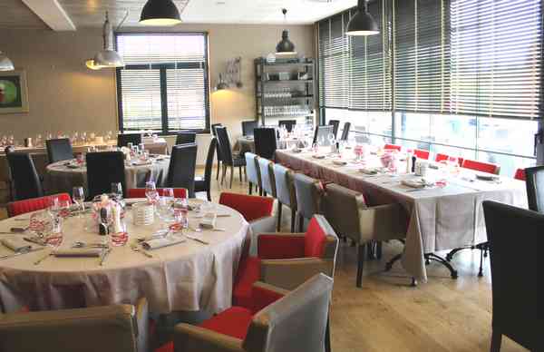 mariage 10 salle dressée pour un mariage à L'engrenage Brasserie