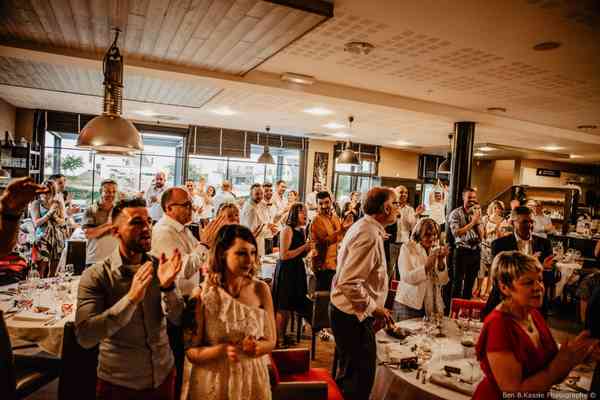 les invités du mariage dans la salle avec la restauration de L'engrenage