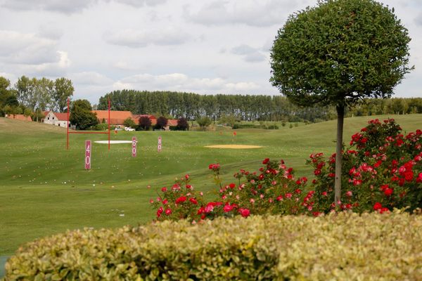 practice de golf pour fêter son anniversaire avec des amis