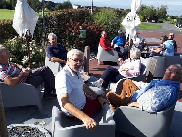 les seniors sixtees de Mérignies Golf, en pause sur la terrasse pour boire une bière