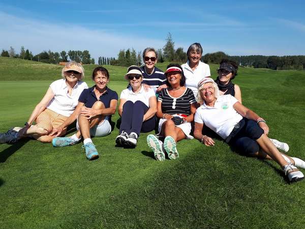 les seniors sixtees de Mérignies Golf sur le départ du parcours