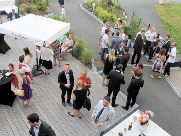 Vin d'honneur pour un mariage au golf. Tonnelles sur la terrasse.