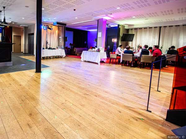 salle dressée pour un mariage à L'engrenage Brasserie