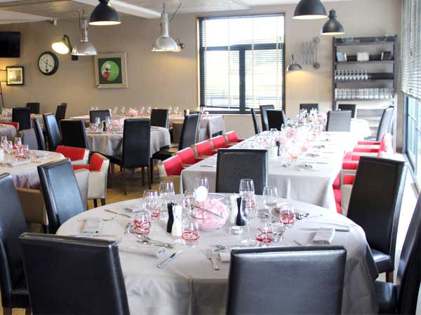 salle dressée pour un mariage à L'engrenage Brasserie