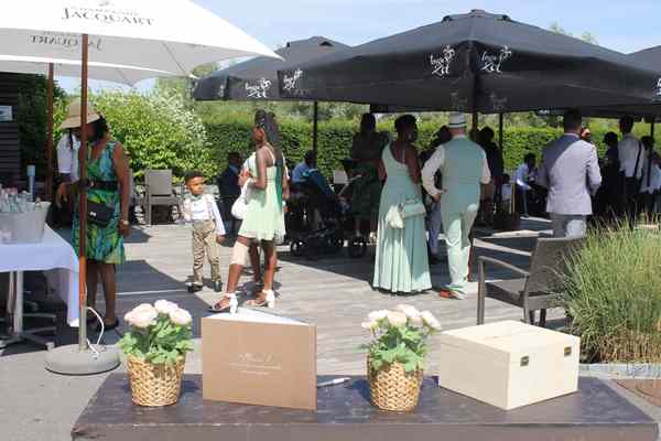 Vin d'honneur pour un mariage au golf. Tonnelles sur la terrasse.