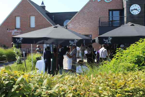 Vin d'honneur pour un mariage au golf. Tonnelles sur la terrasse.