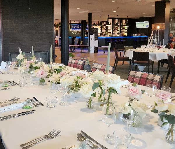 salle dressée pour un mariage à L'engrenage Brasserie