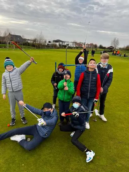 groupe de débutants au golf de Mérignies. Avec des clubs de golf.